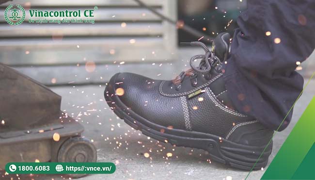 Giày bảo hộ giúp người lao động tránh khỏi các rủi ro về va đập, đâm xuyên, hóa chất và điện giật trong môi trường làm việc.