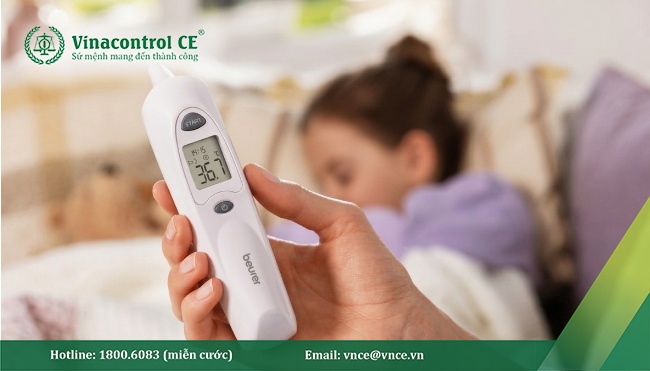 Nhiệt kế y học bức xạ hồng ngoại đo nhiệt độ tai giúp người dùng dễ dàng theo dõi thân nhiệt tại nhà một cách nhanh chóng, thuận tiện và chính xác