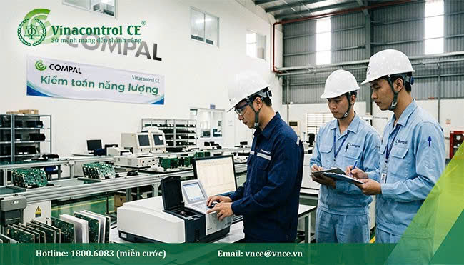 Kỹ thuật viên tiến hành thu thập dữ liệu trong nhà máy Compal Việt Nam